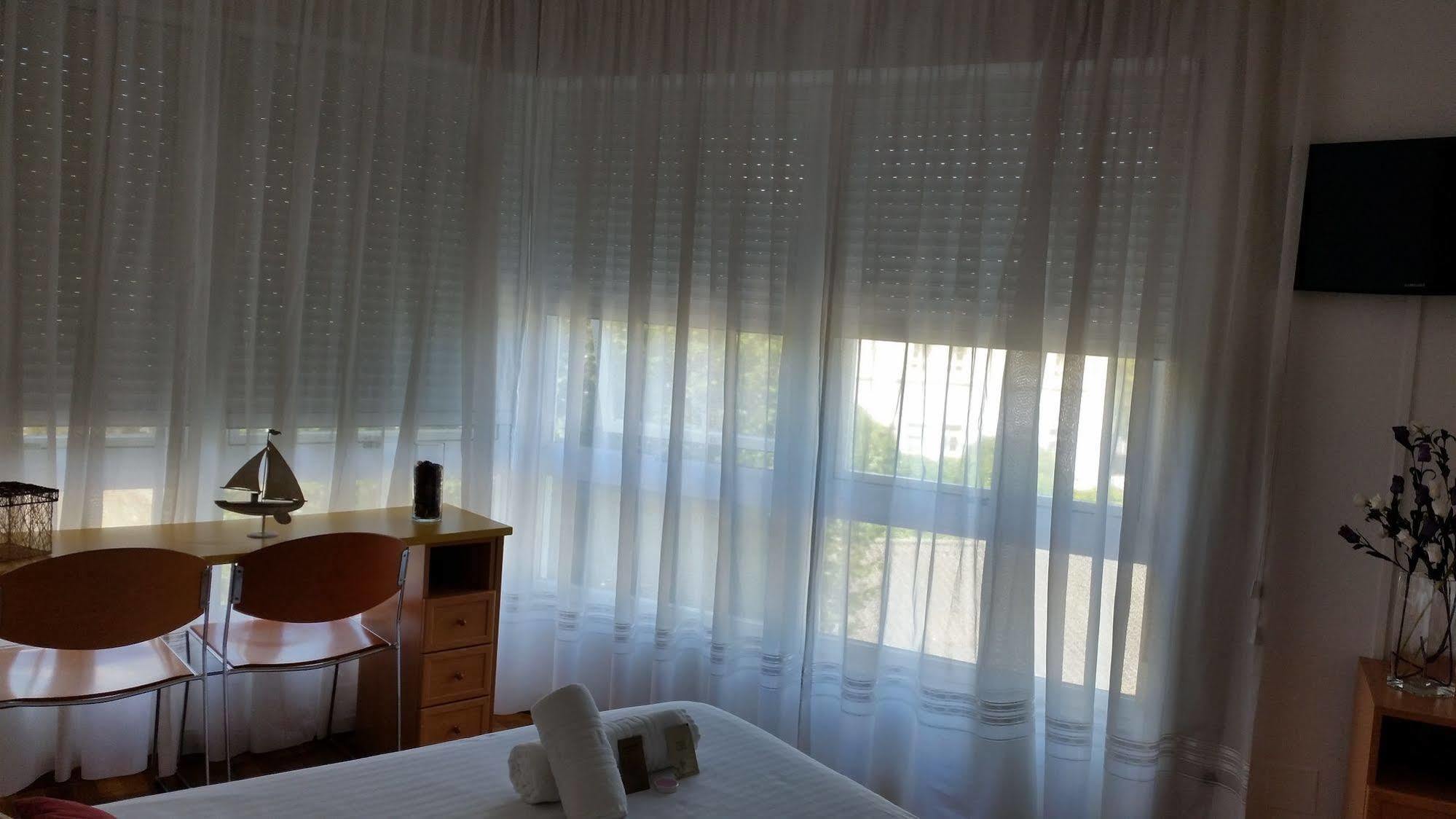 لوغو Hostal Lucus المظهر الخارجي الصورة