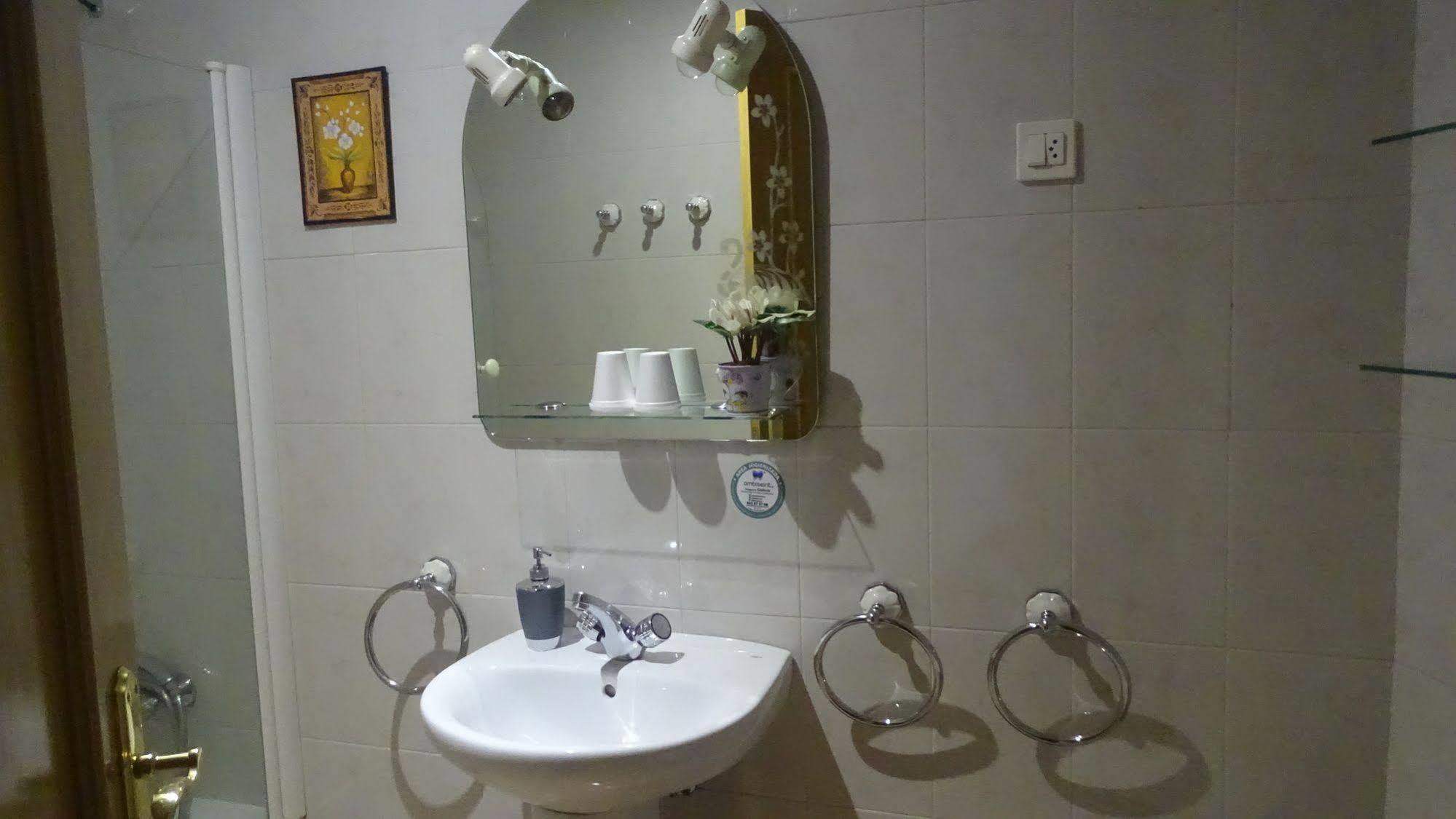 لوغو Hostal Lucus المظهر الخارجي الصورة