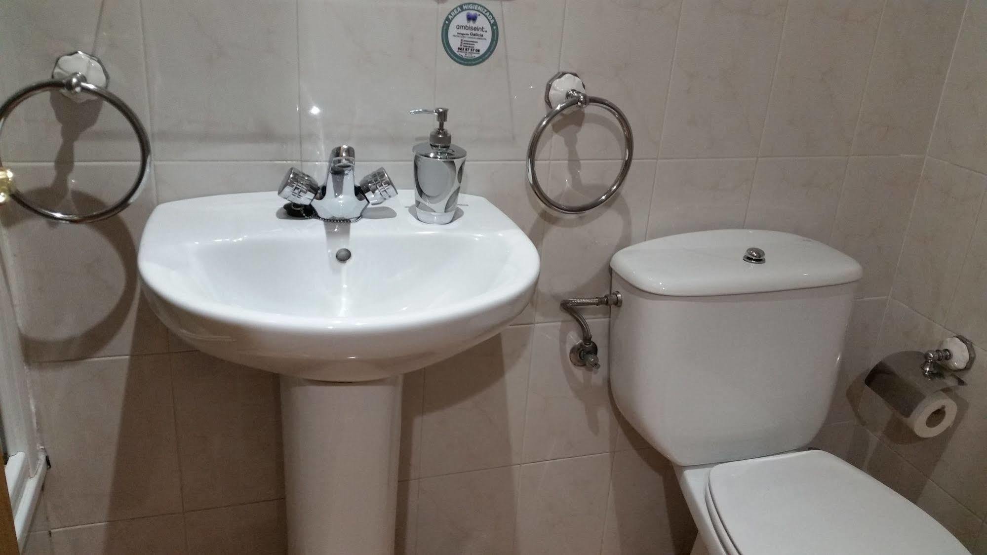 لوغو Hostal Lucus المظهر الخارجي الصورة