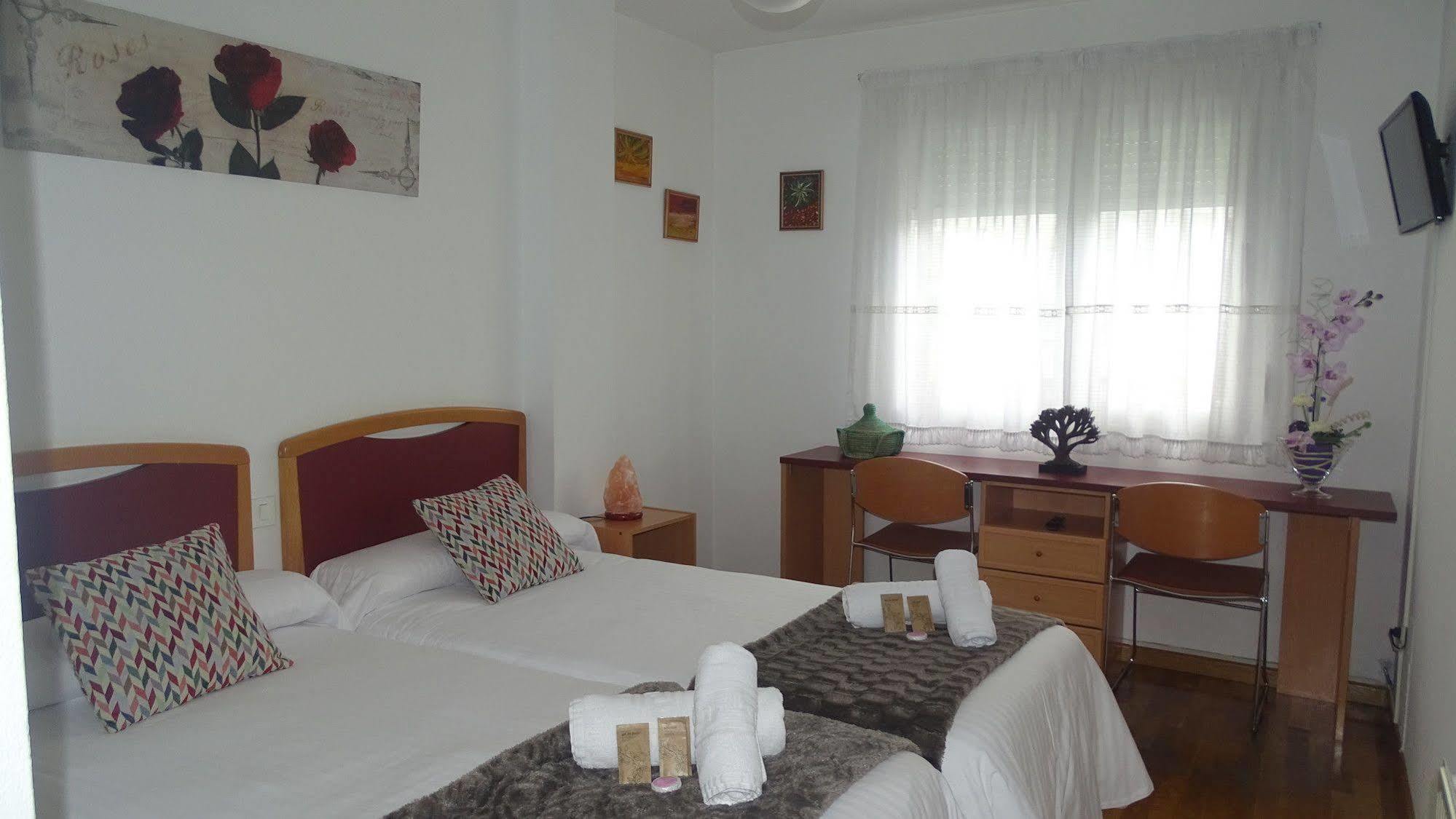 لوغو Hostal Lucus المظهر الخارجي الصورة