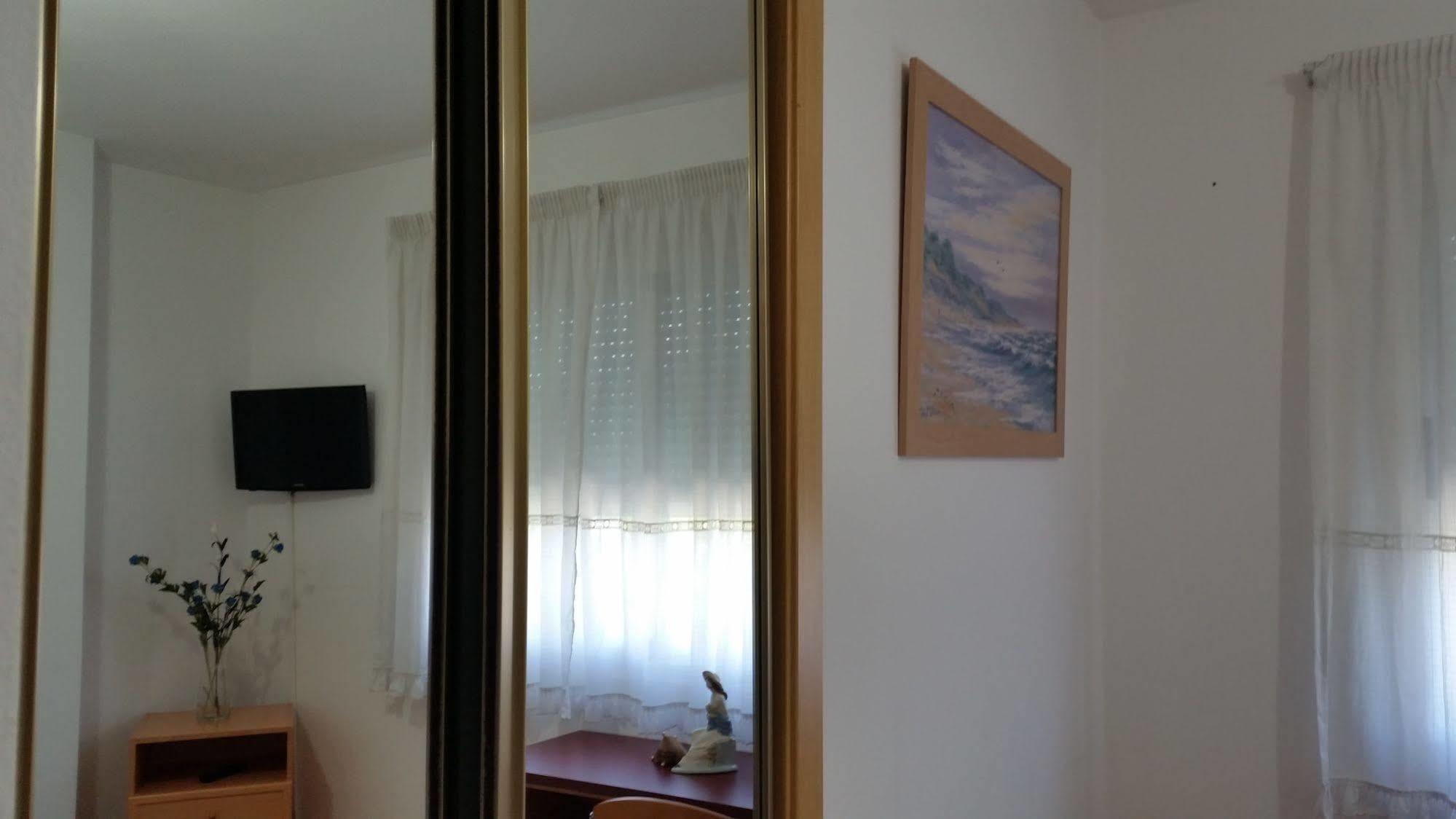 لوغو Hostal Lucus المظهر الخارجي الصورة