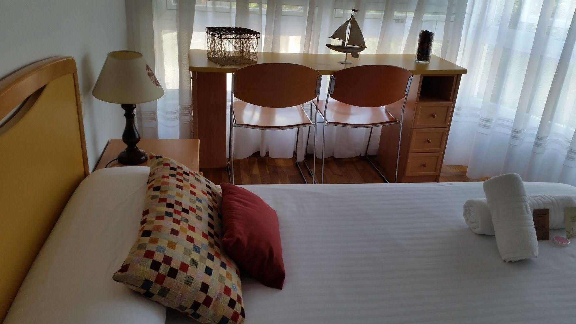 لوغو Hostal Lucus المظهر الخارجي الصورة