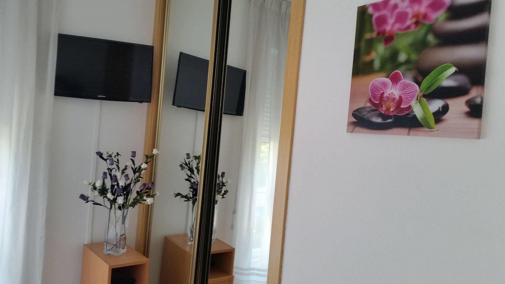 لوغو Hostal Lucus المظهر الخارجي الصورة