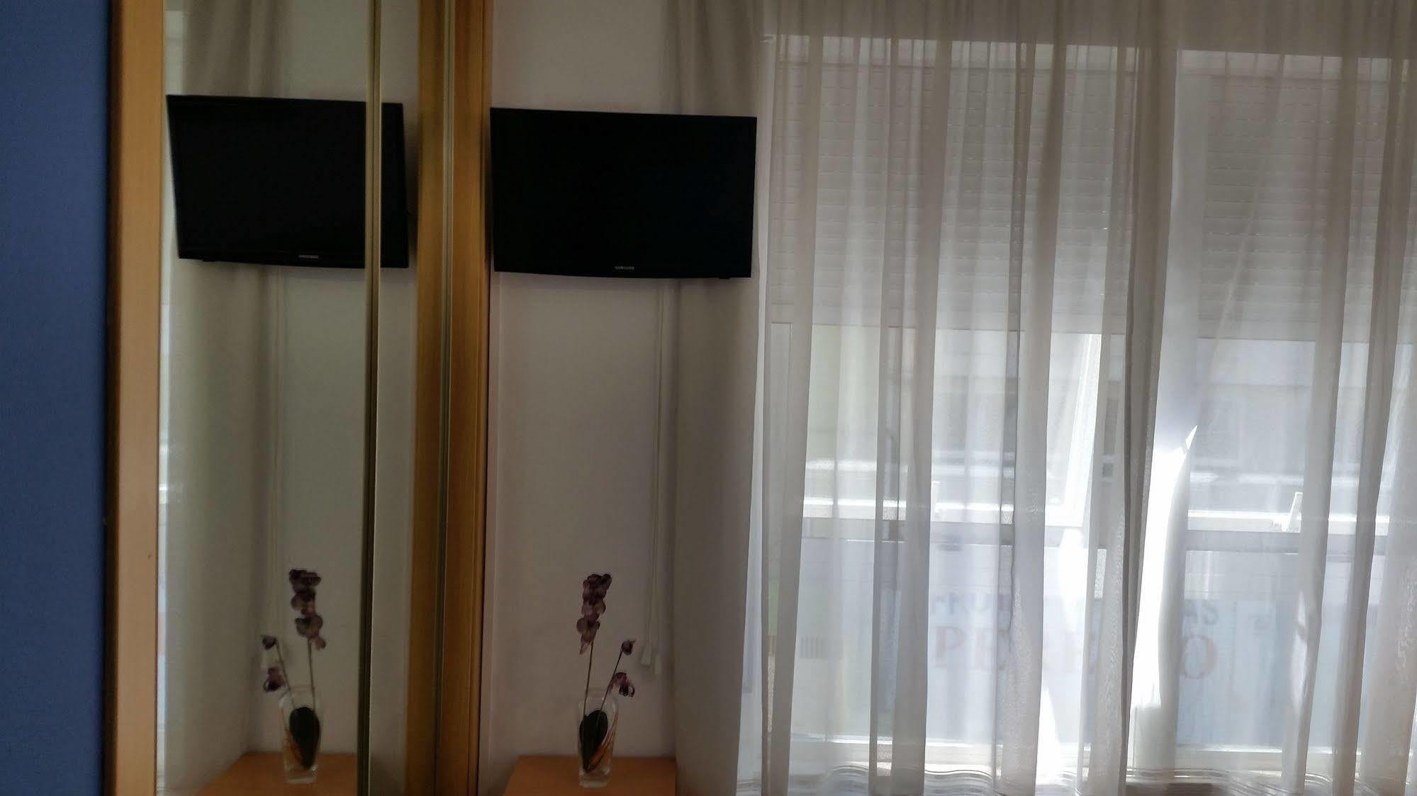 لوغو Hostal Lucus المظهر الخارجي الصورة
